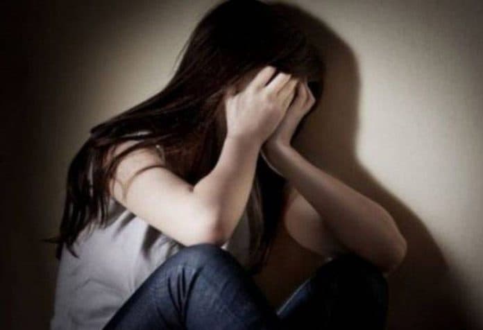 O fată de 15 ani a fost abuzată de un bărbat de 66 de ani!